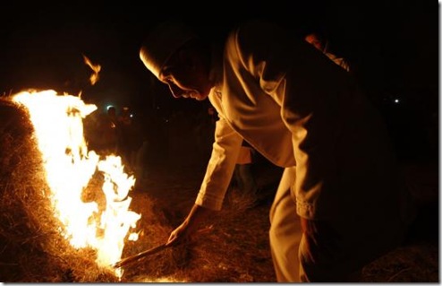 Thousands gather to celebrate ancient Zoroastrian fire festival